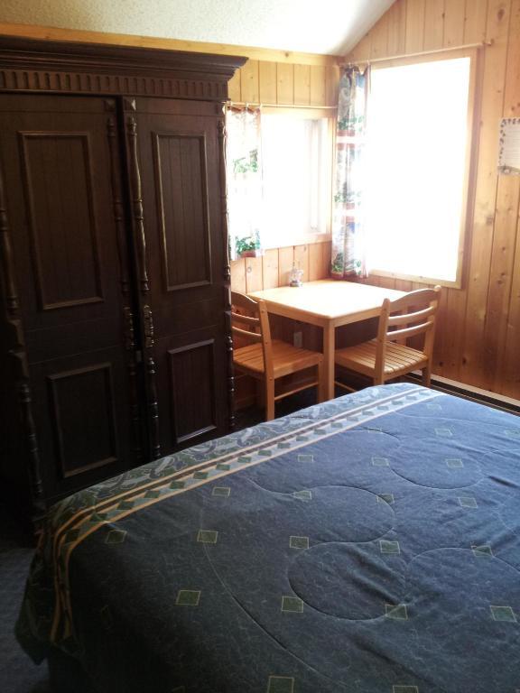 Steamboat Mountain Chalets Hotell Spillimacheen Rum bild