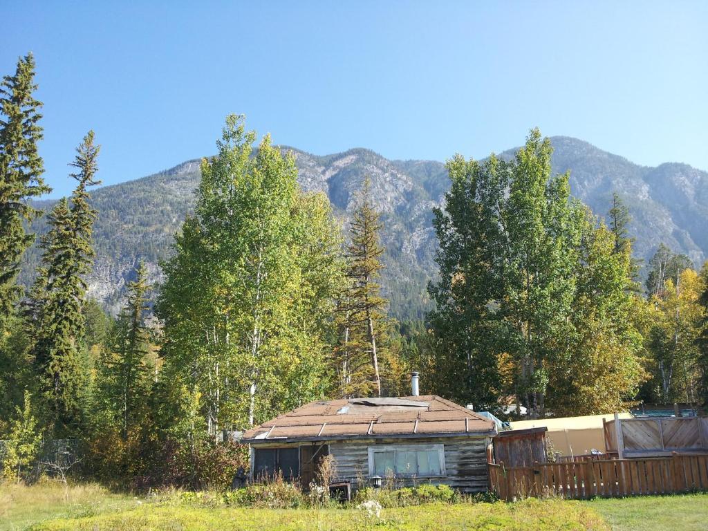 Steamboat Mountain Chalets Hotell Spillimacheen Exteriör bild