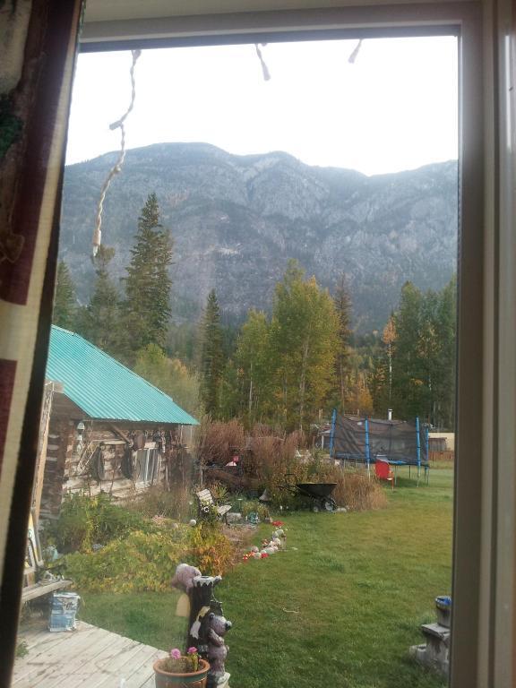 Steamboat Mountain Chalets Hotell Spillimacheen Exteriör bild