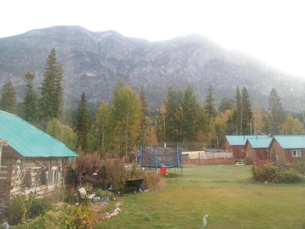 Steamboat Mountain Chalets Hotell Spillimacheen Exteriör bild